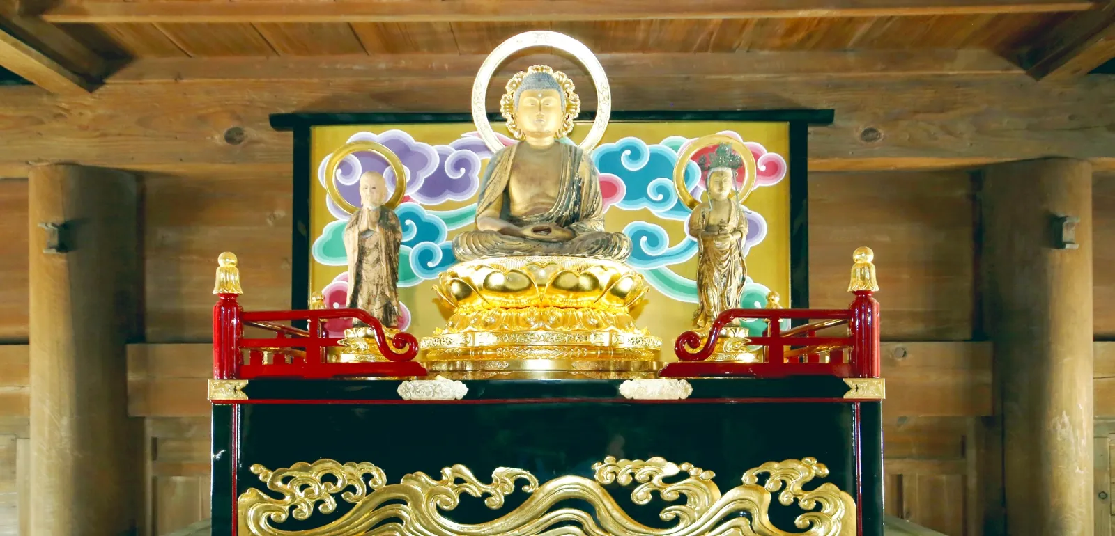 岡崎市の本光寺の山門内部に安置されている釈迦三尊像